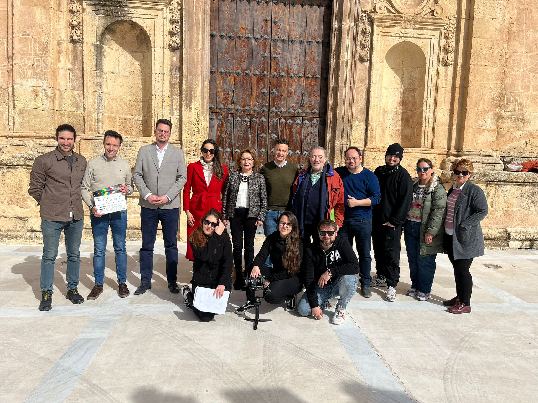 Imagen principal - Arriba, en la foto de familia están el alcalde de Huelma, Francisco Ruiz, el diputado de Promoción y Turismo, Francisco Javier Lozano, y la presidenta de la Fundación Unicaja Jaén, Carmen Espín, junto a miembros del equipo técnico y artístico de este corto. 