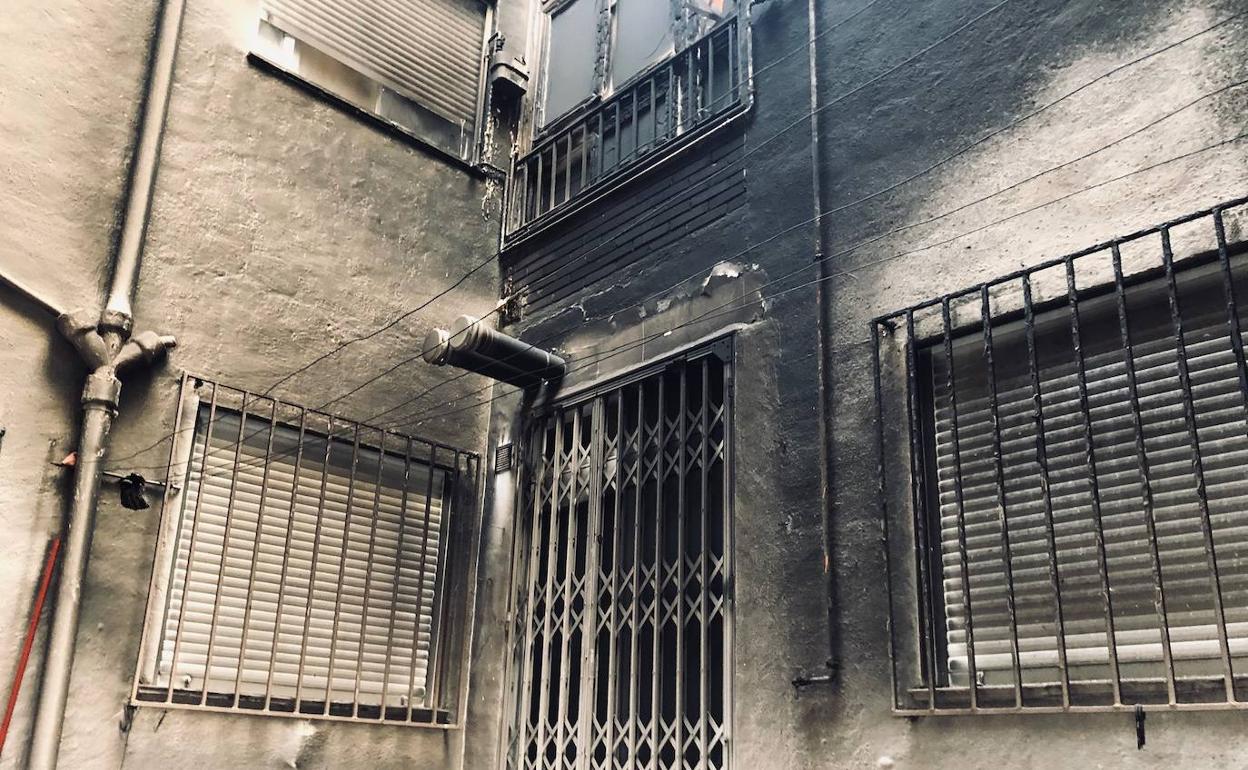 Imagen de la fachada interior de una de las viviendas afectadas por el fuego.