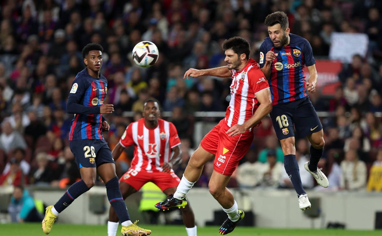 El Almería inicia la 'nueva' temporada, tras el golpe de Girona, frente al Barça. 
