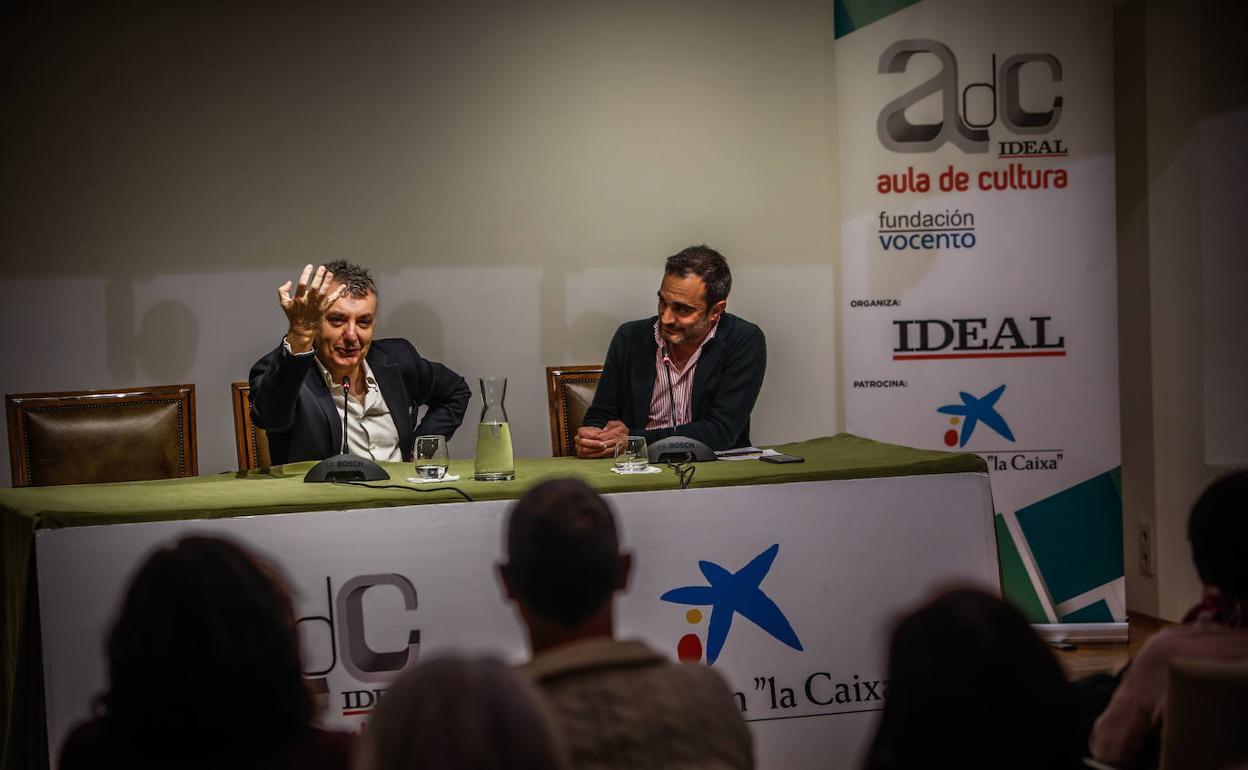 El Colegio de Niñas Nobles se llenó para acoger la visita de Manuel Vilas, a quien acompañó Quico Chirino. 