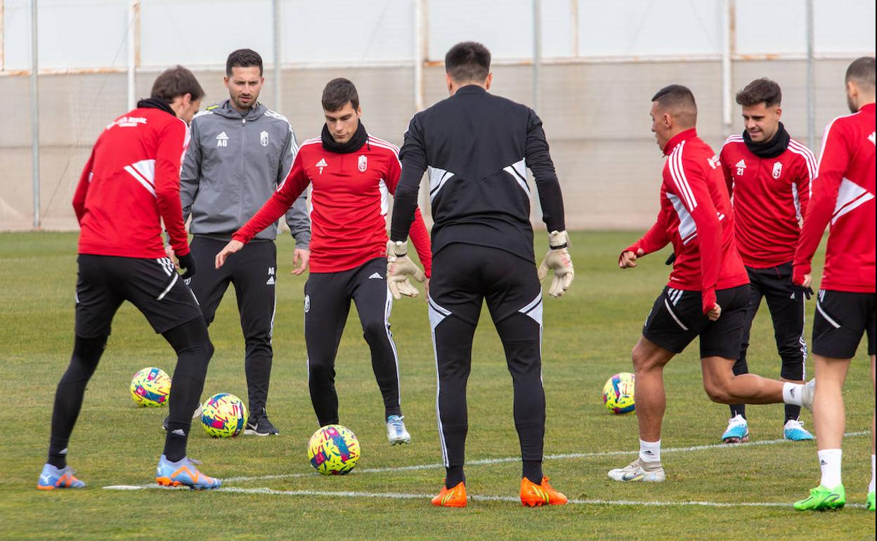 Alberto Soro, en el centro de un rondo la semana pasada. 