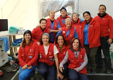 Imagen secundaria 1 - En la primera fotografía, Elena (derecha) junto a los ginecólogos y la matrona. En la segunda, los andaluces de la Agencia Española de Cooperación Internacional para el Desarrollo. En la tercera, vista del hospital de campaña. 