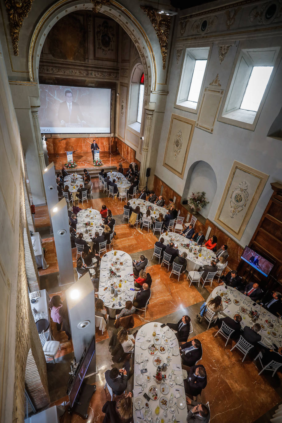 Momento del desayuno informativo organizado por IDEAL con el patrocinio de Cajamar y Antonio Garamendi como invitado.