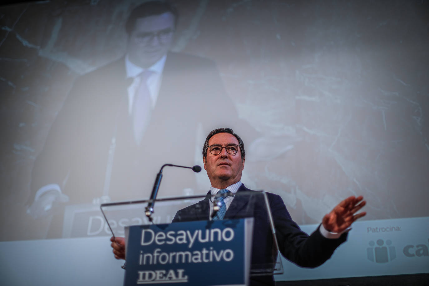 Momento del desayuno informativo organizado por IDEAL con el patrocinio de Cajamar y Antonio Garamendi como invitado.