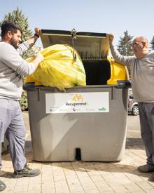 Imagen secundaria 2 - El equipo recorre las dos rutas establecidas y se ocupa del reciclaje.