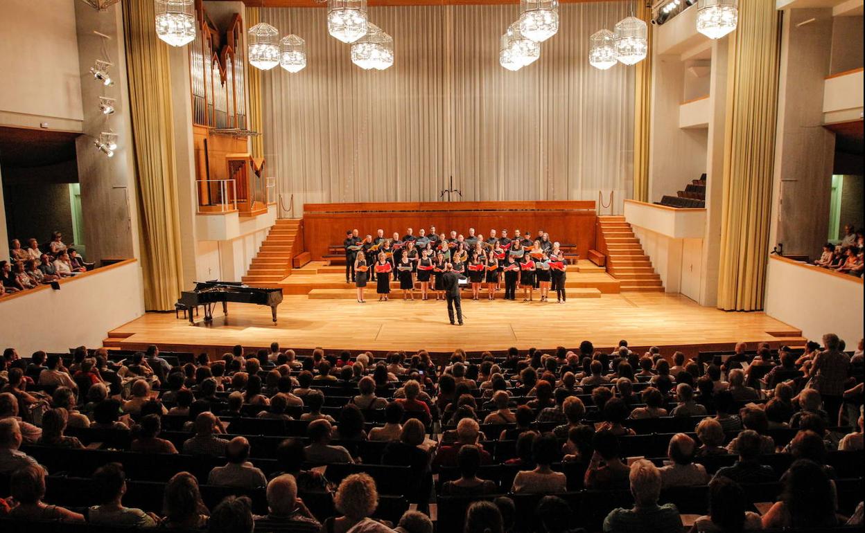 Actuación coral en el Auditorio Manuel de Falla. 