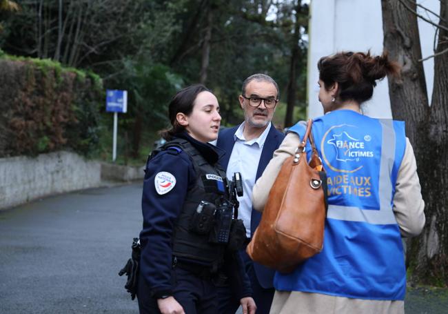 Una agente la Policía francesa y una miembro de France Victimes en el exterior del centro educativo.