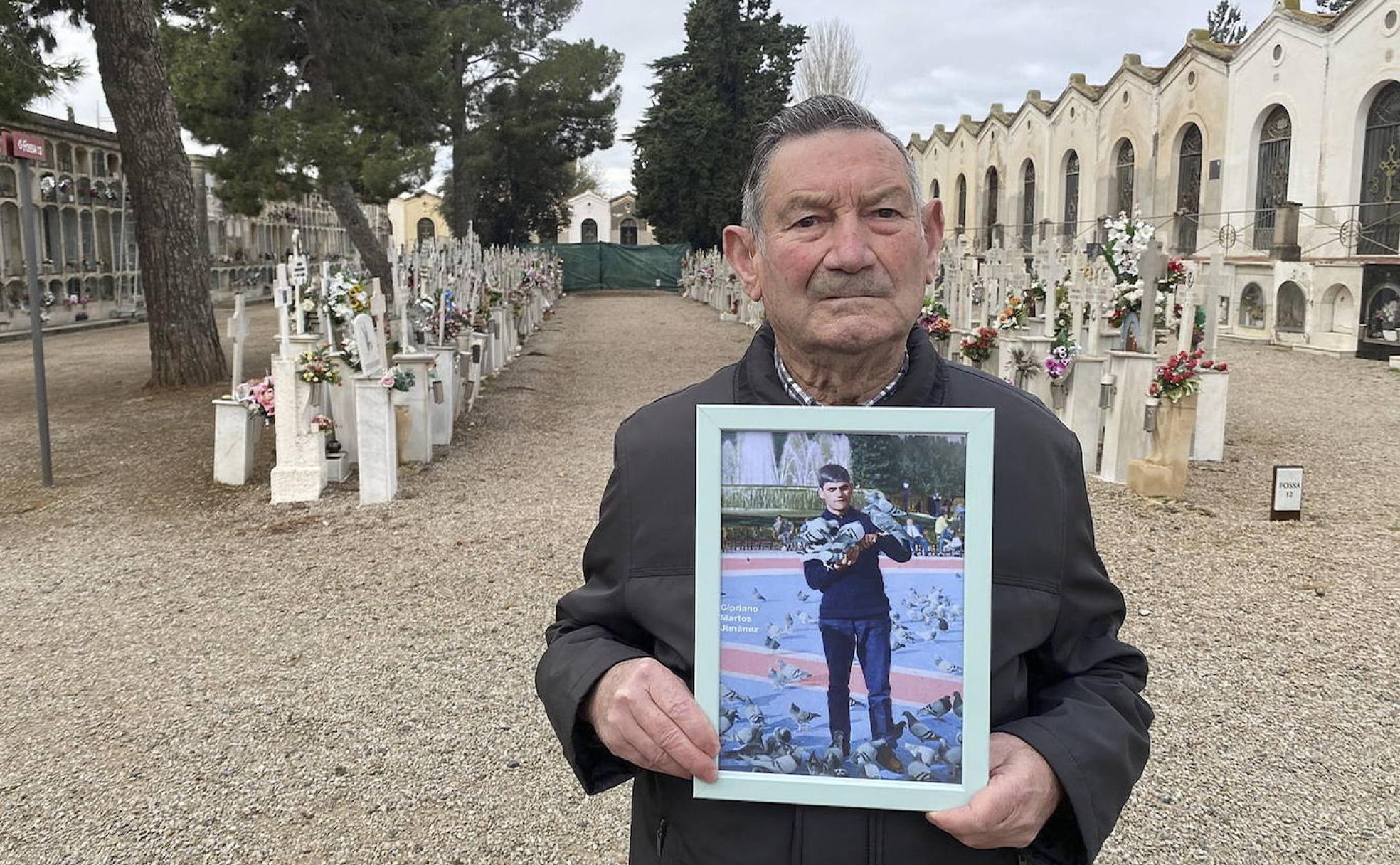 El hermano Cipriano muestra una del fallecido. 