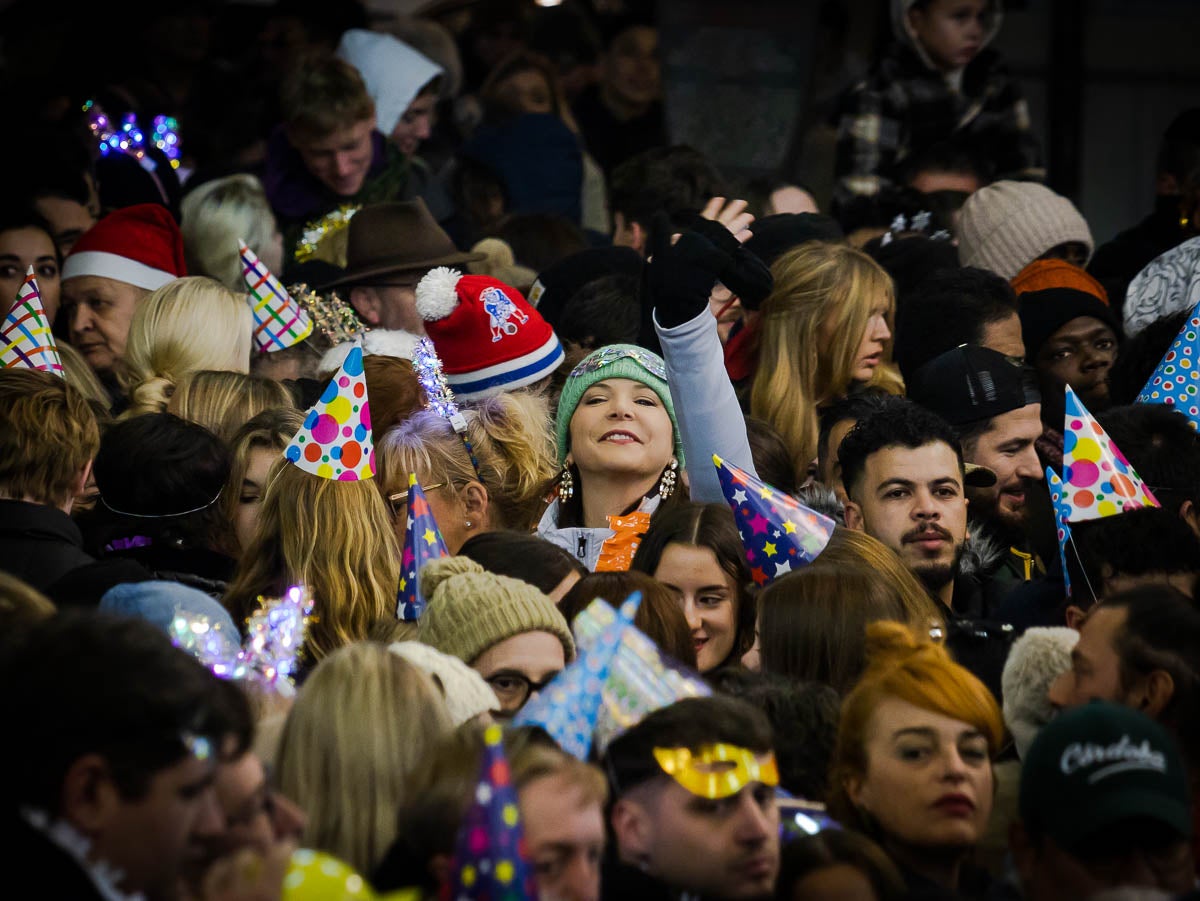 La fiesta de las uvas y la entrada de año en la plaza del Carmen y en Granada capital, en imágenes