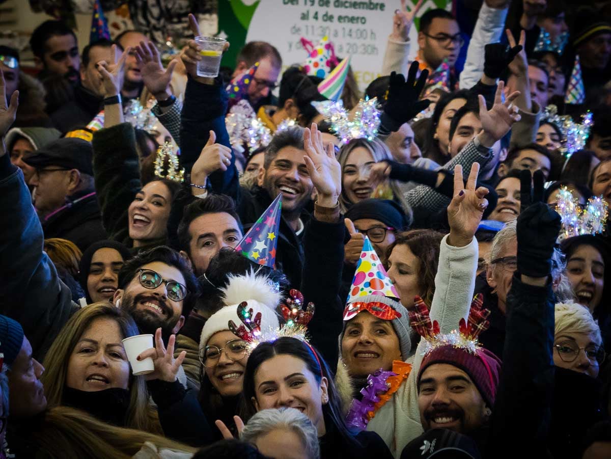 La fiesta de las uvas y la entrada de año en la plaza del Carmen y en Granada capital, en imágenes