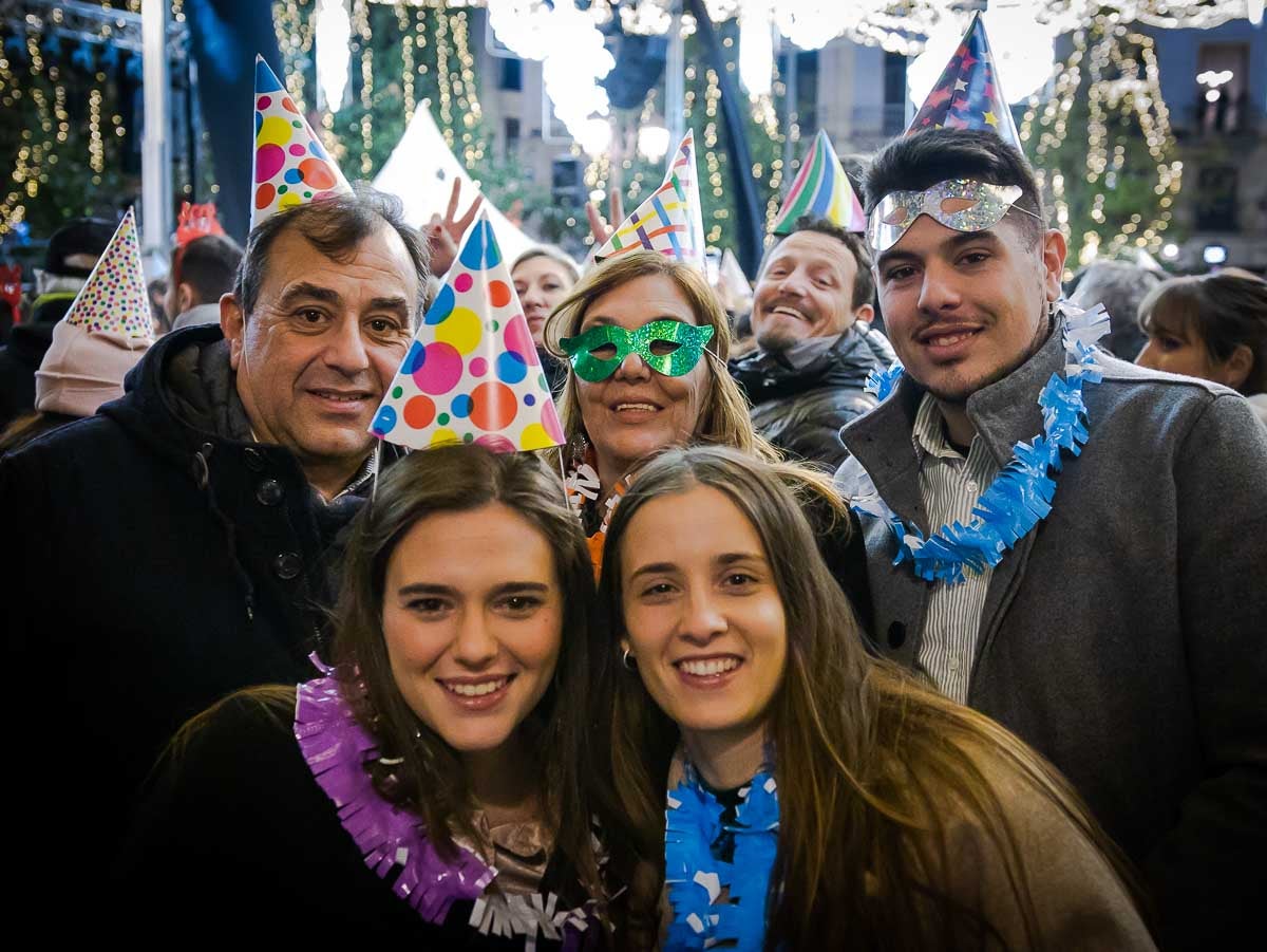 La fiesta de las uvas y la entrada de año en la plaza del Carmen y en Granada capital, en imágenes