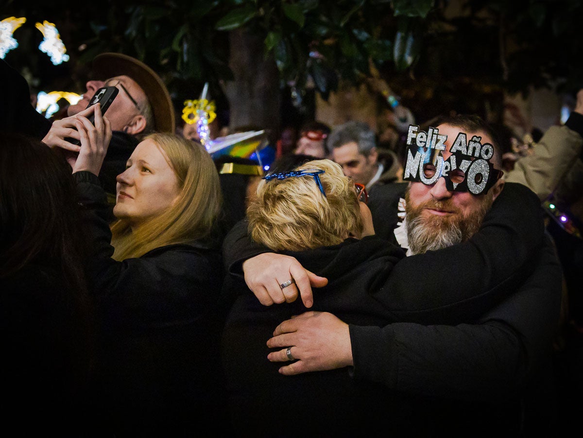 La fiesta de las uvas y la entrada de año en la plaza del Carmen y en Granada capital, en imágenes