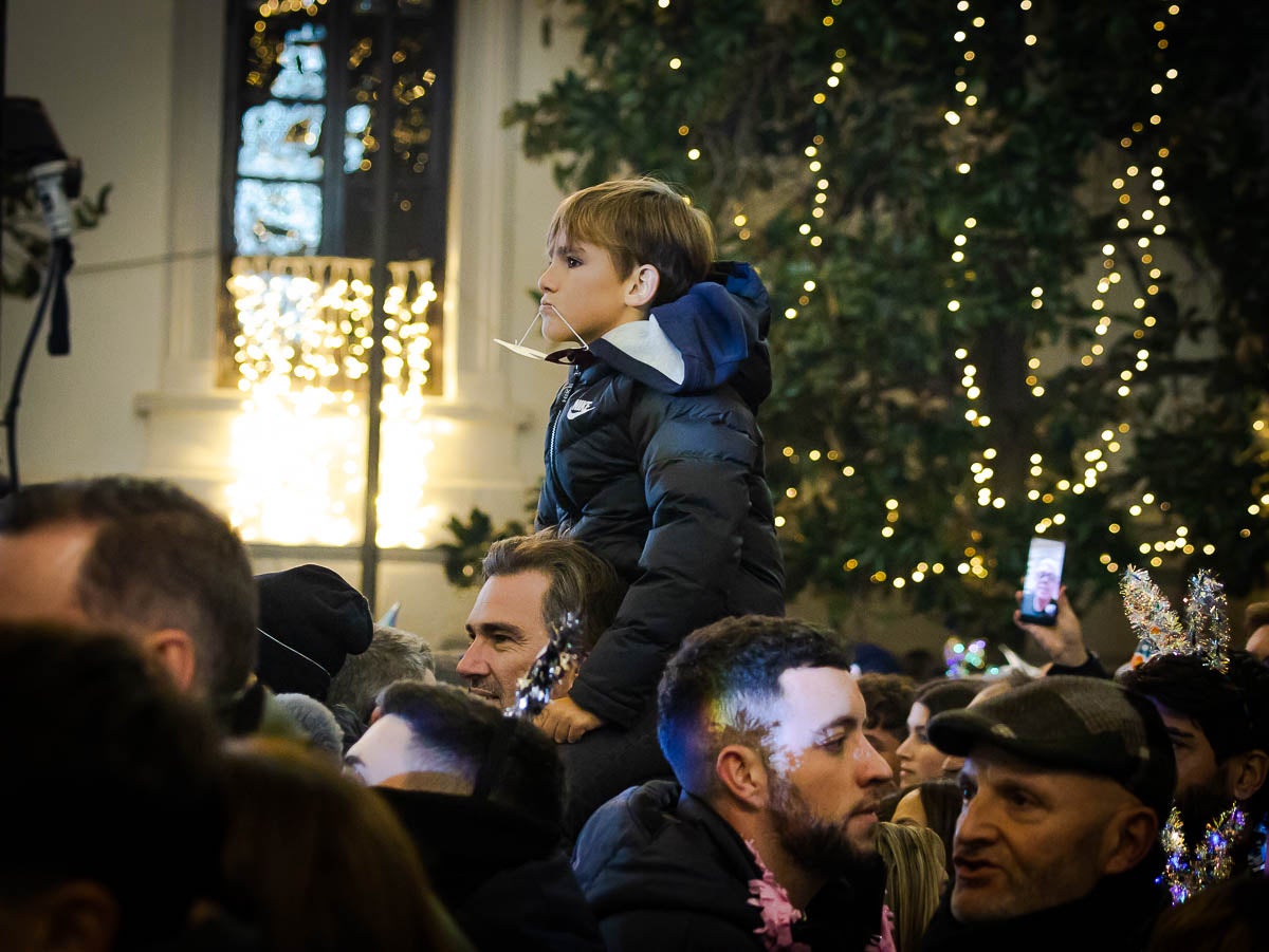 La fiesta de las uvas y la entrada de año en la plaza del Carmen y en Granada capital, en imágenes