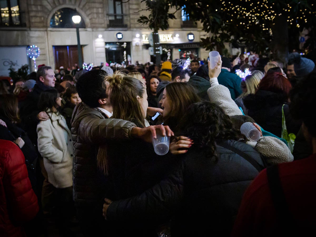 La fiesta de las uvas y la entrada de año en la plaza del Carmen y en Granada capital, en imágenes