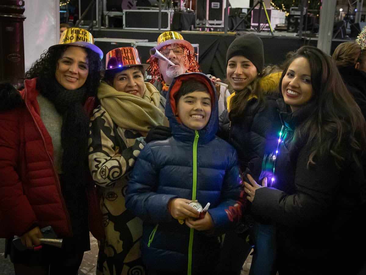 La fiesta de las uvas y la entrada de año en la plaza del Carmen y en Granada capital, en imágenes