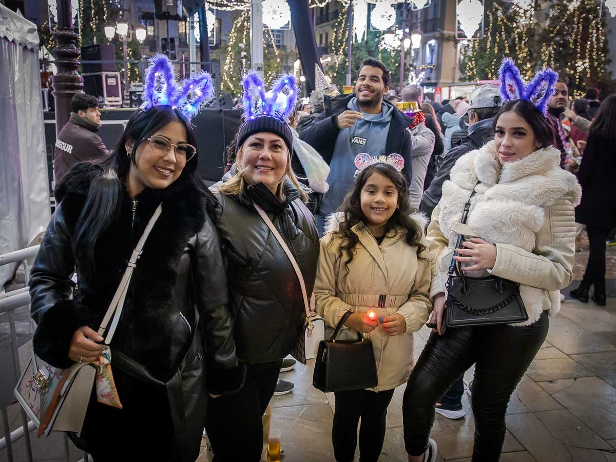 La fiesta de las uvas y la entrada de año en la plaza del Carmen y en Granada capital, en imágenes