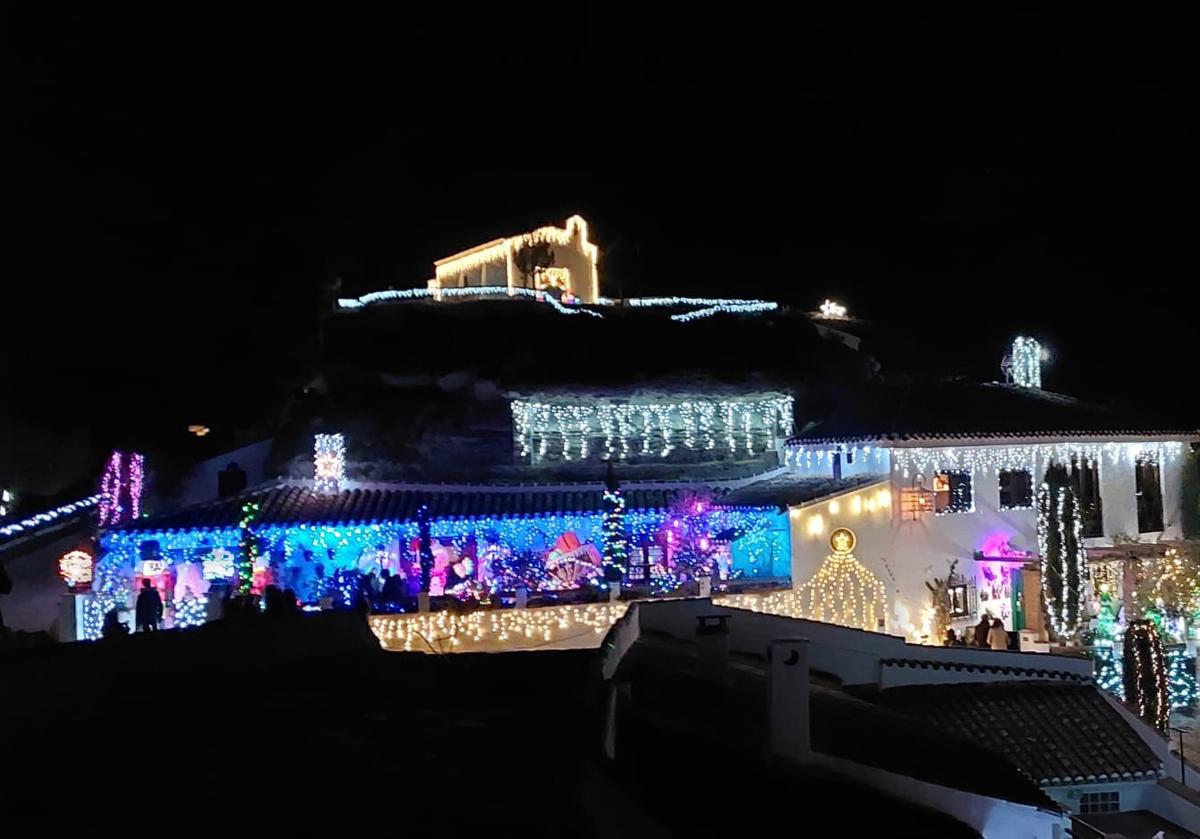 Galera iluminada en Navidad.