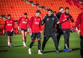 Alexander Medina conversa con Carlos Neva antes de un entrenamiento.