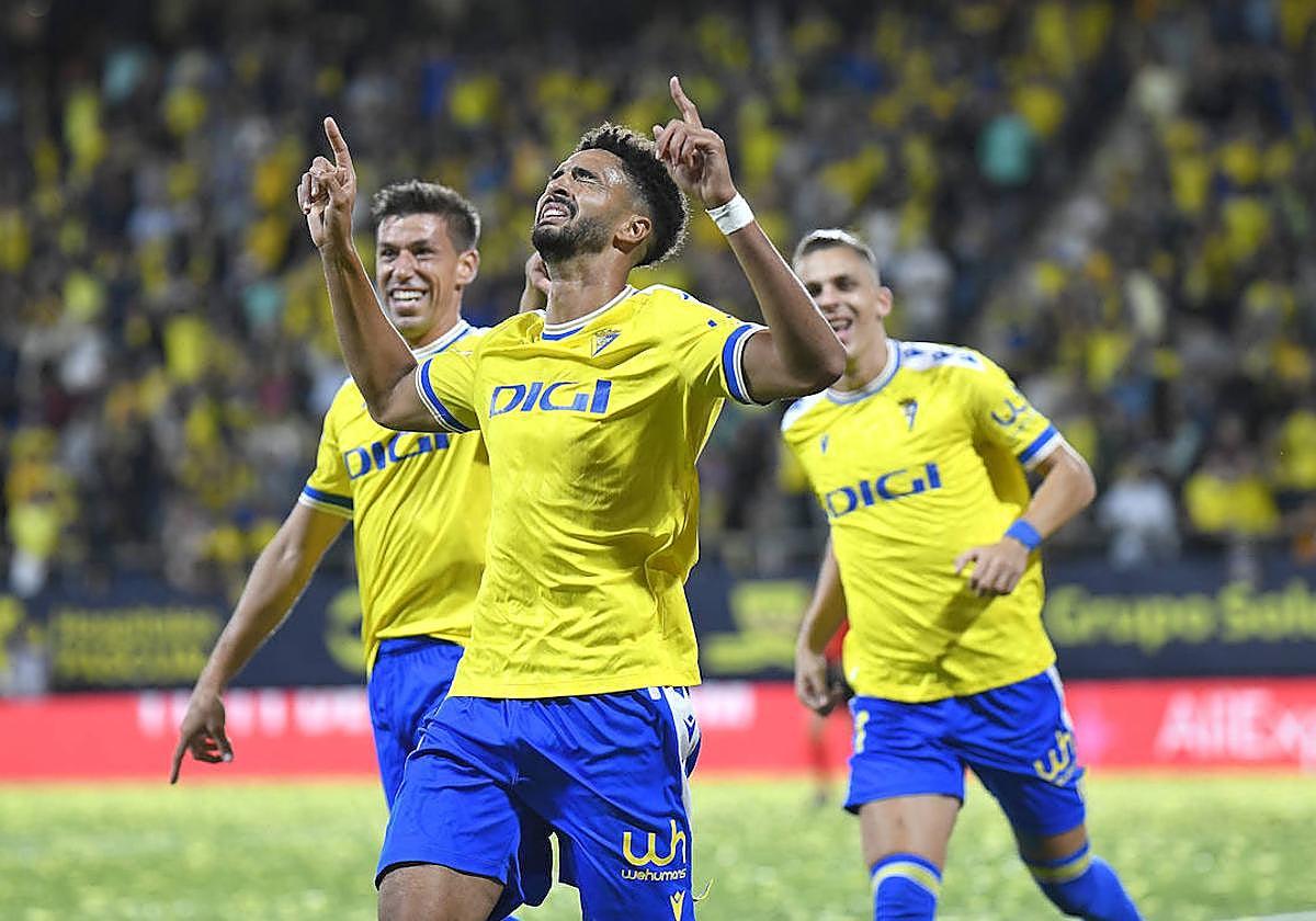 Chris Ramos celebra un gol con el Cádiz esta temporada.