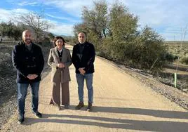 La diputada de Medio Ambiente, Isabel Uceda, y el alcalde de Torredelcampo, Javier Chica, han visitado las actuaciones ejecutadas a su paso por el municipio.