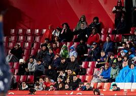 Encuéntrate en la grada en el partido entre Granada y Real Sociedad