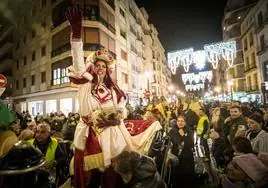 El Heraldo Real fue recibido por miles de personas a su paso por las calles de Granada.