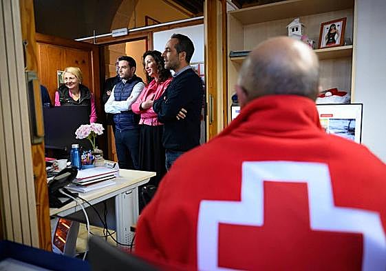 Visita de la alcaldesa a las instalaciones de Cruz Roja.