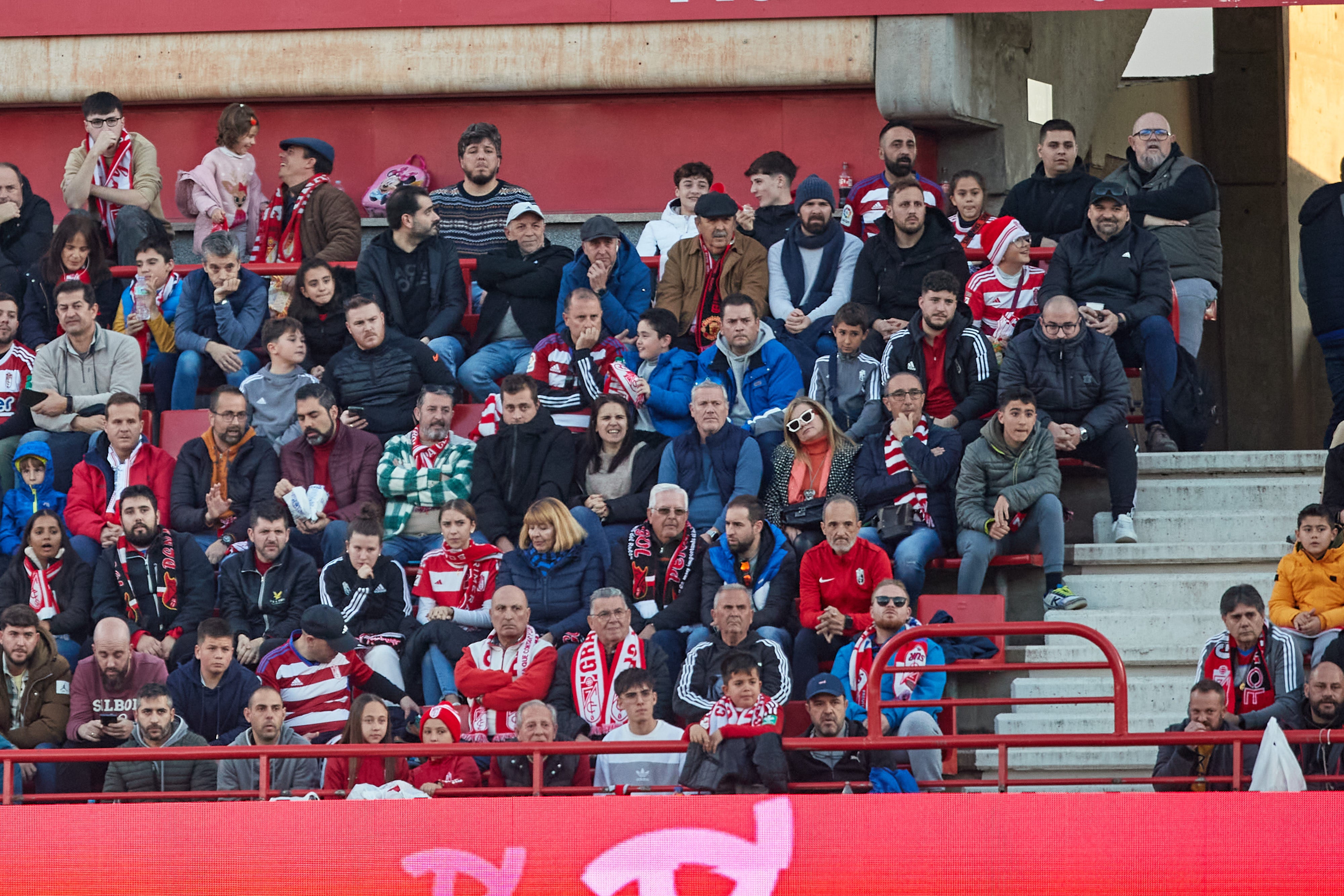 Encuéntrate en la grada en el Granada-Cádiz