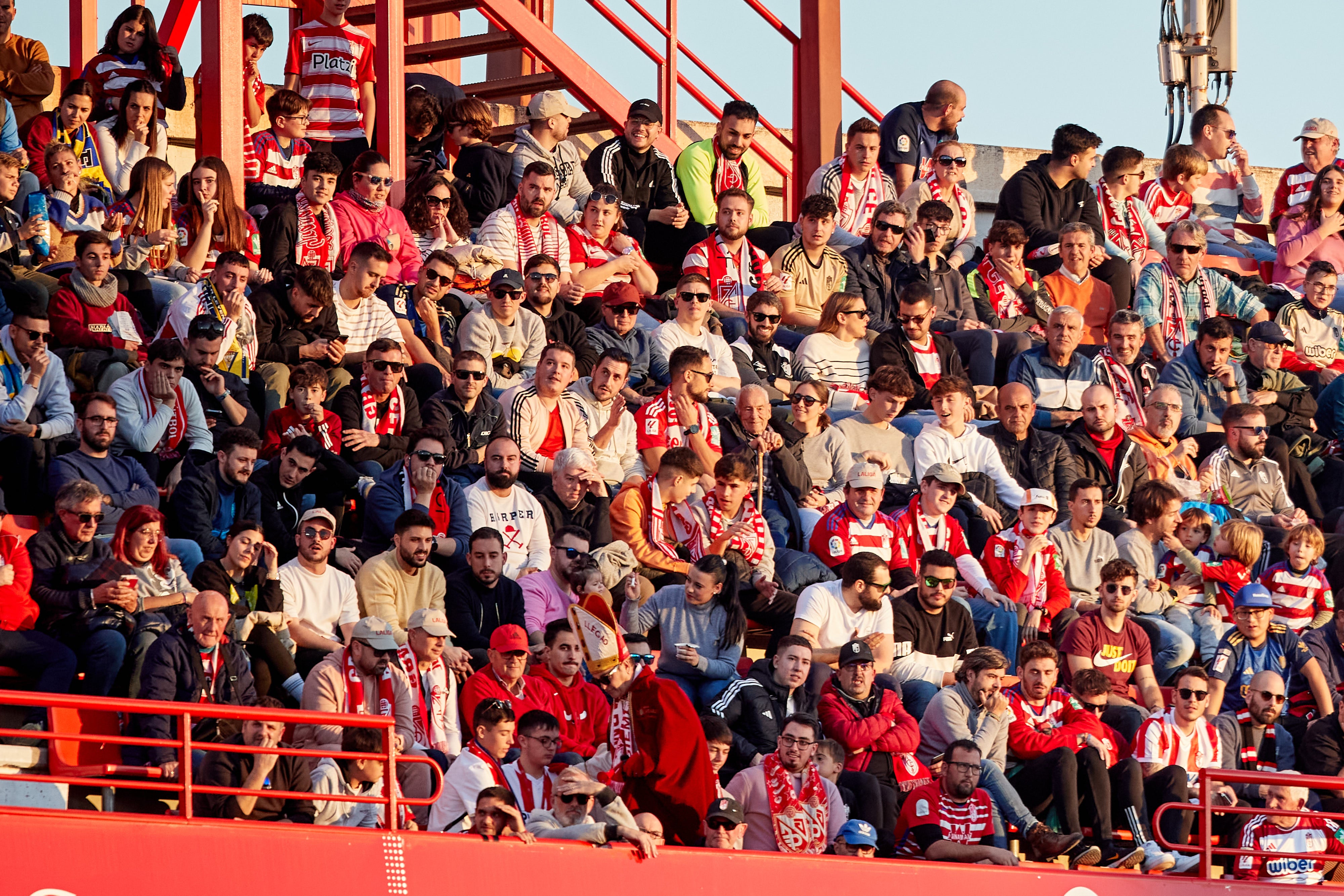 Encuéntrate en la grada en el Granada-Cádiz
