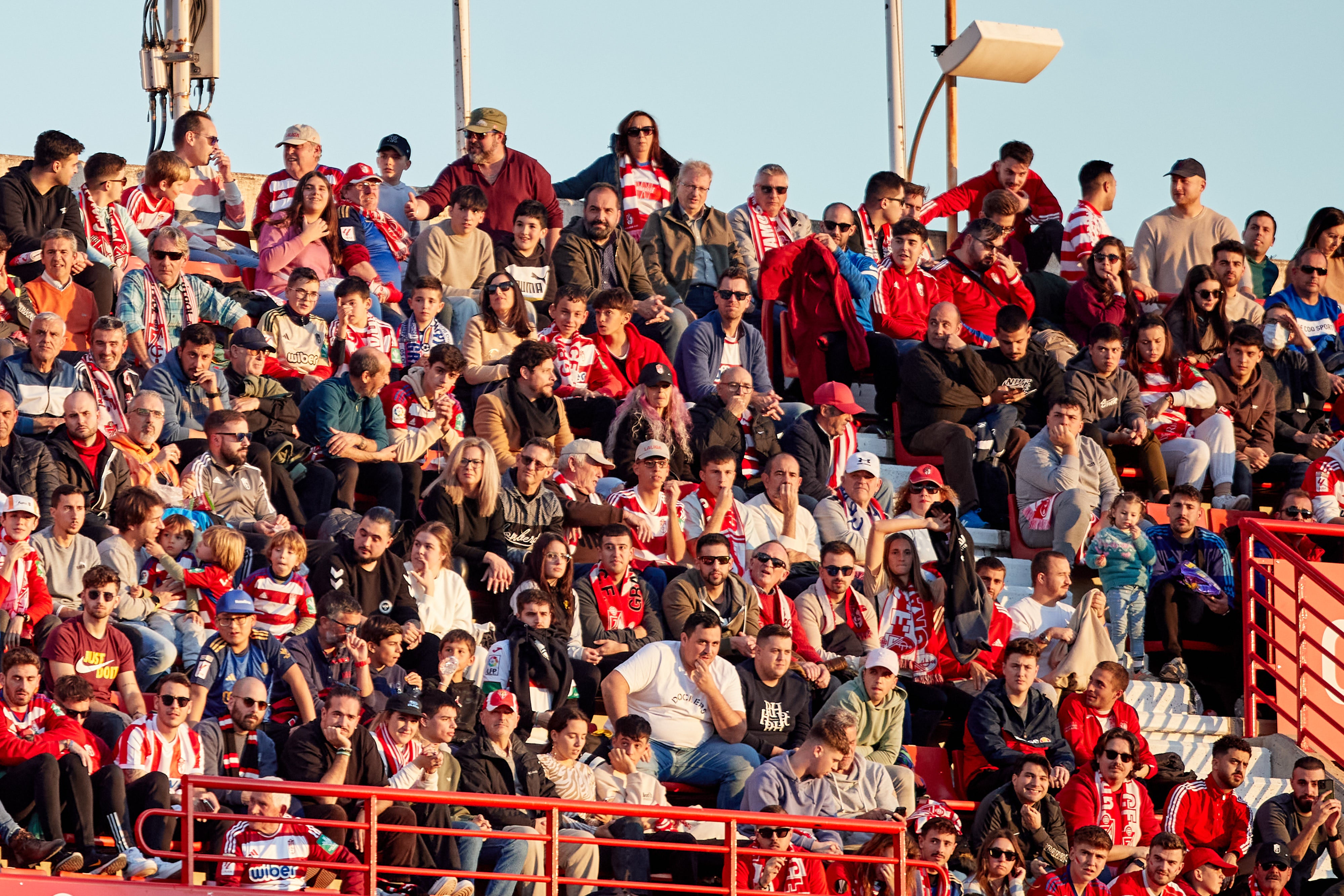 Encuéntrate en la grada en el Granada-Cádiz