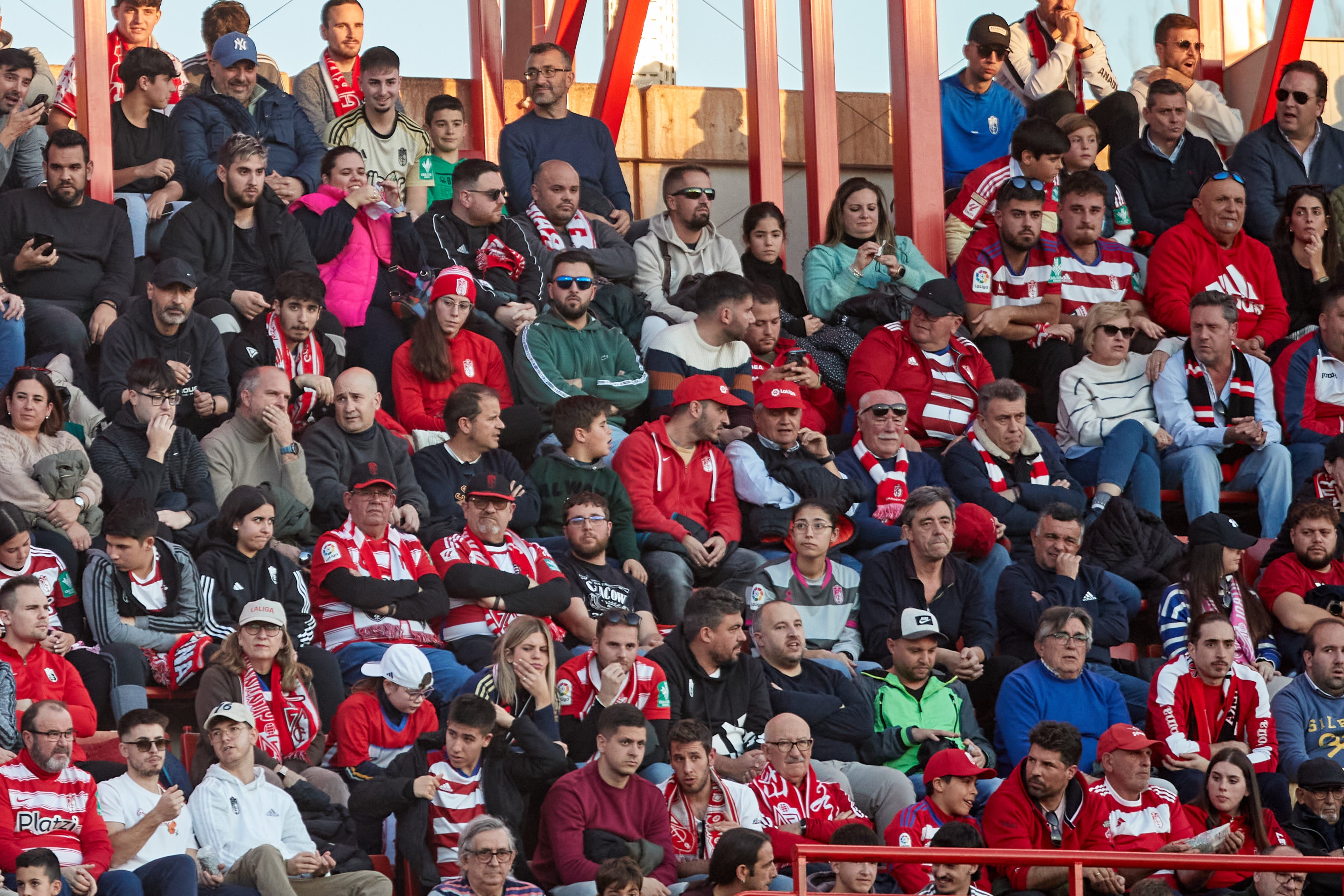 Encuéntrate en la grada en el Granada-Cádiz