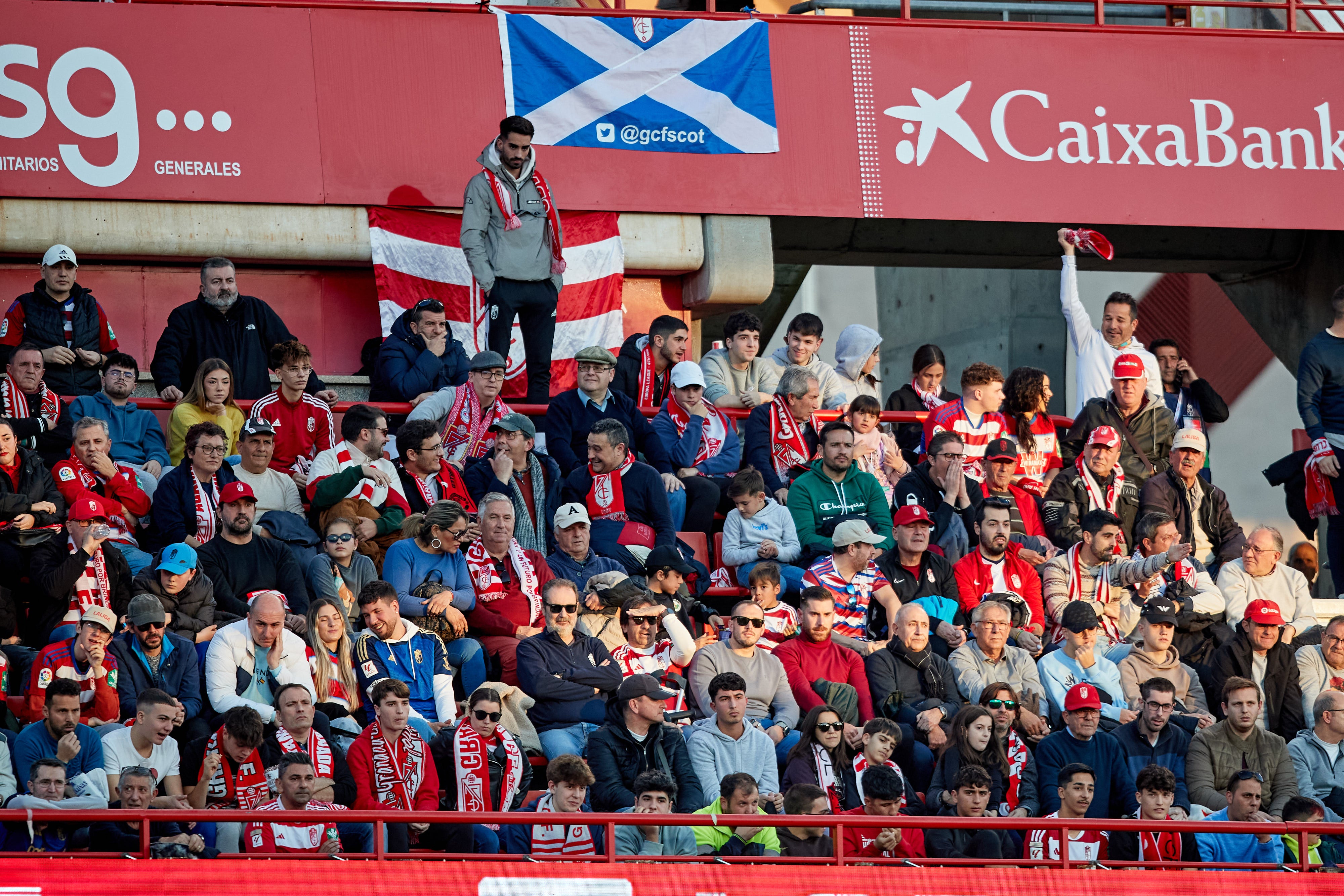 Encuéntrate en la grada en el Granada-Cádiz