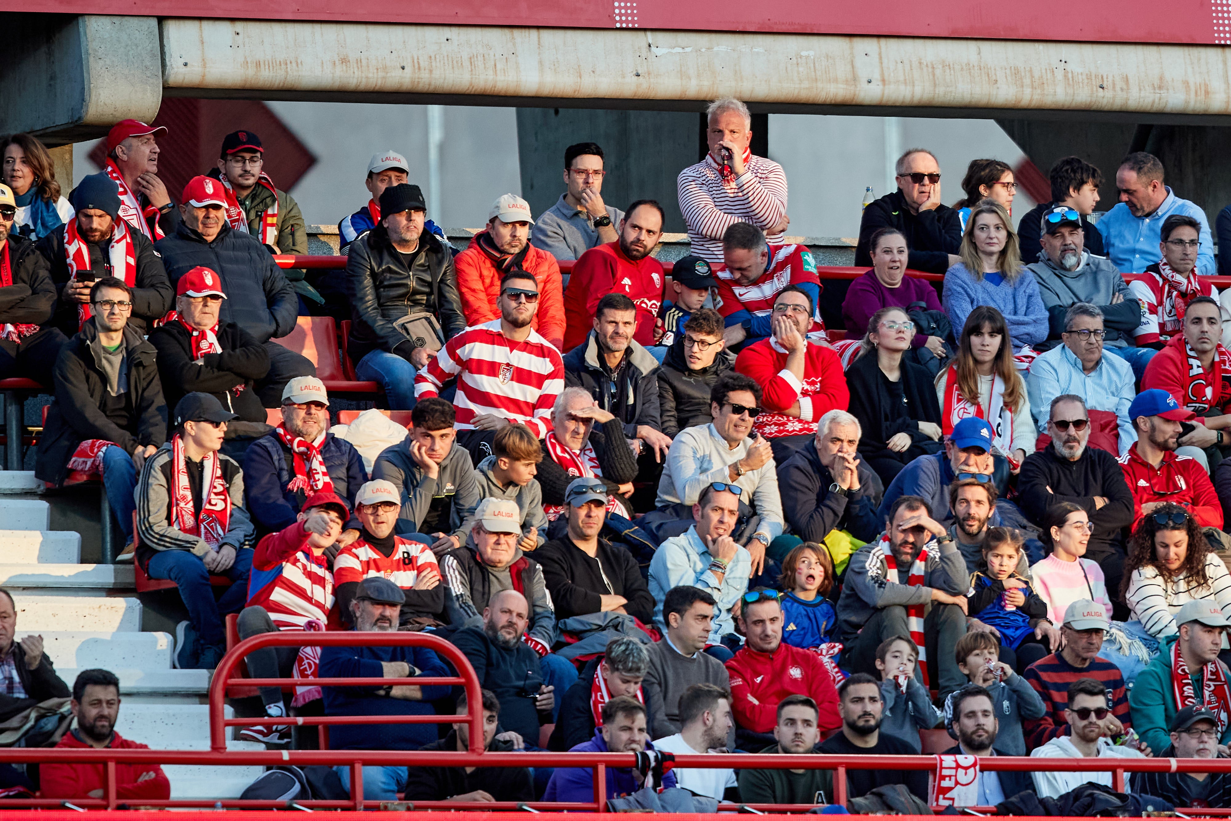 Encuéntrate en la grada en el Granada-Cádiz