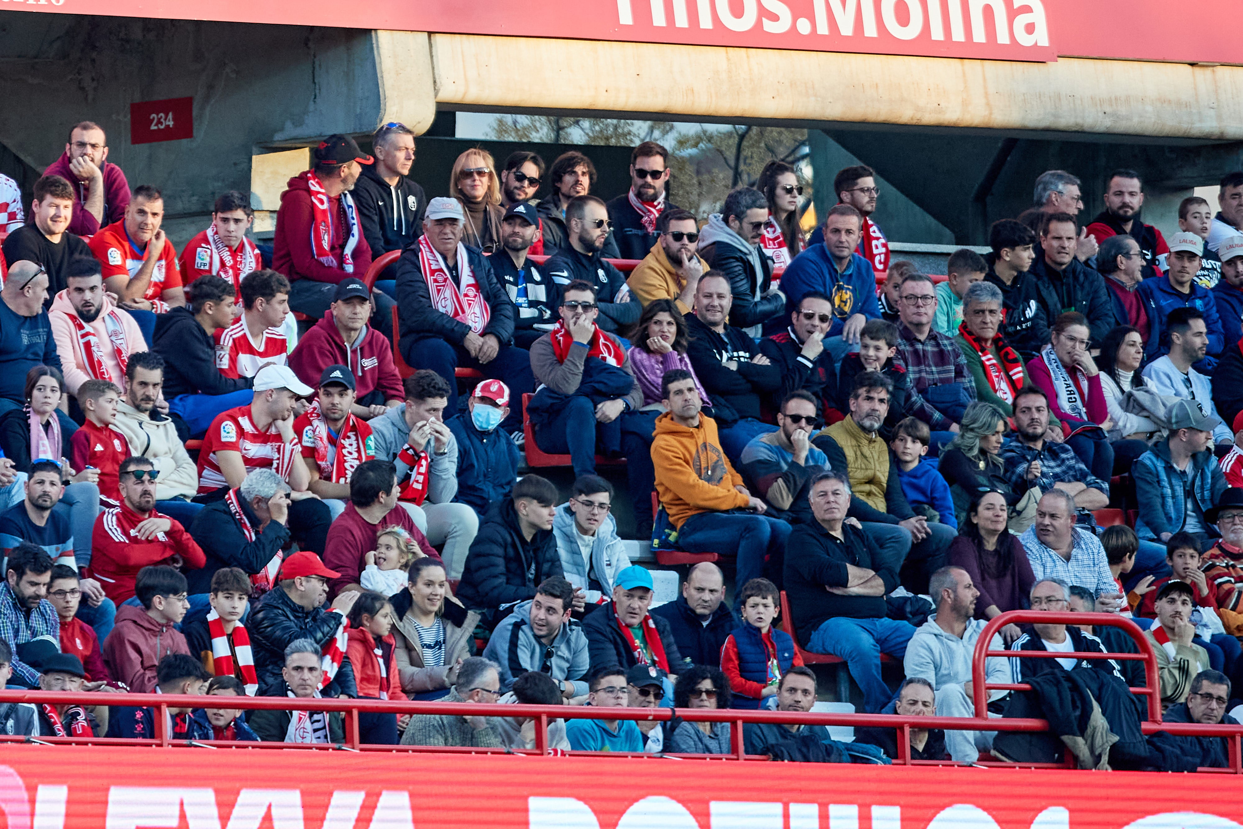 Encuéntrate en la grada en el Granada-Cádiz