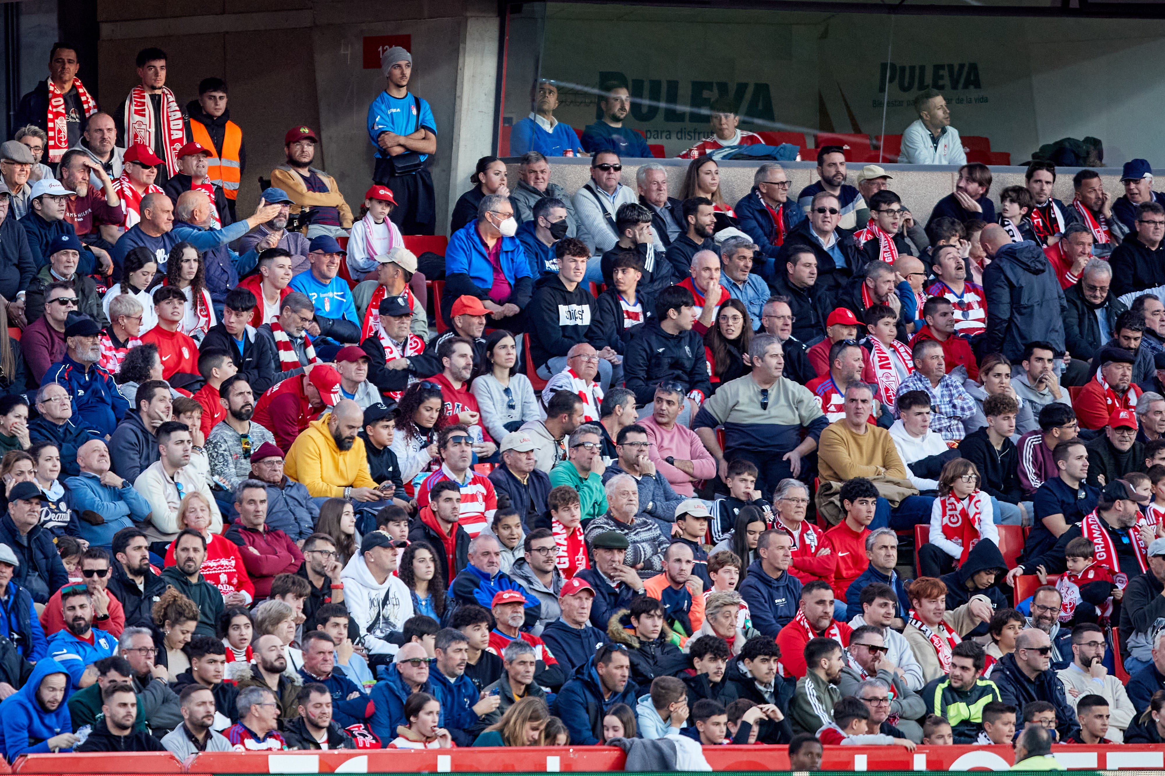Encuéntrate en la grada en el Granada-Cádiz