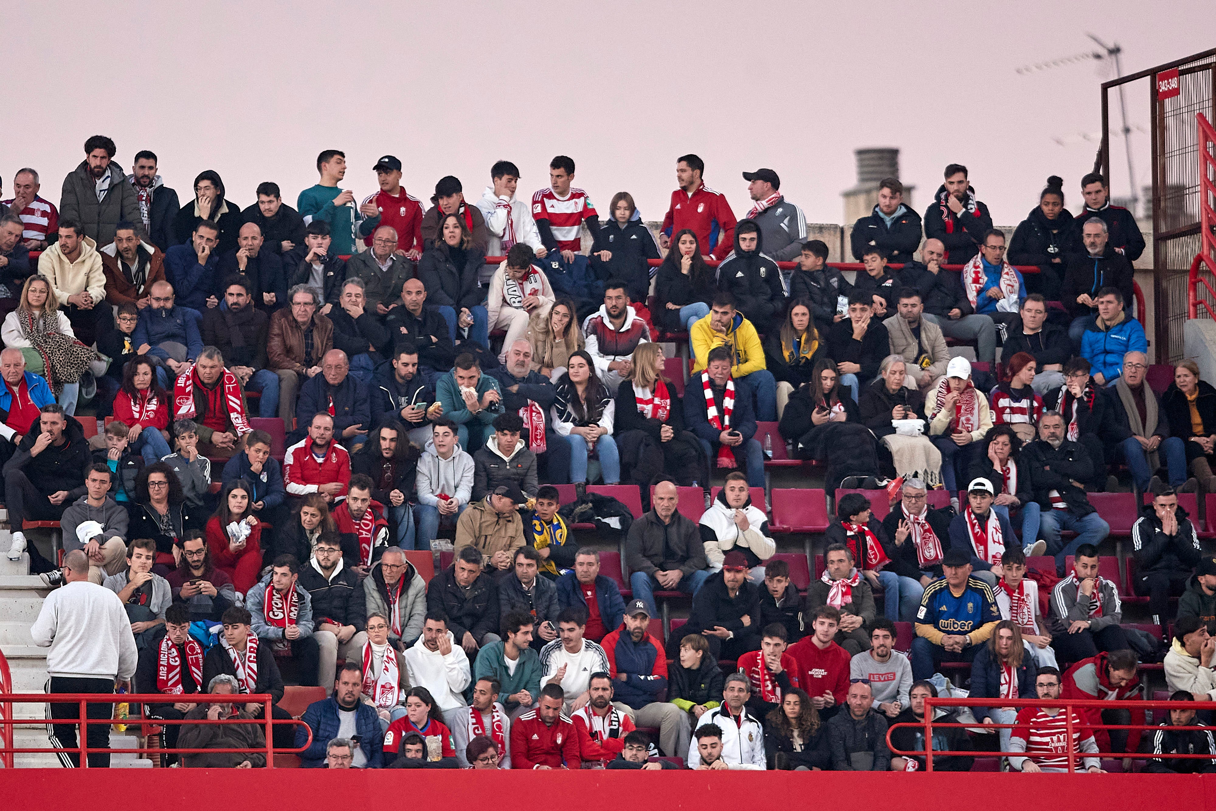 Encuéntrate en la grada en el Granada-Cádiz