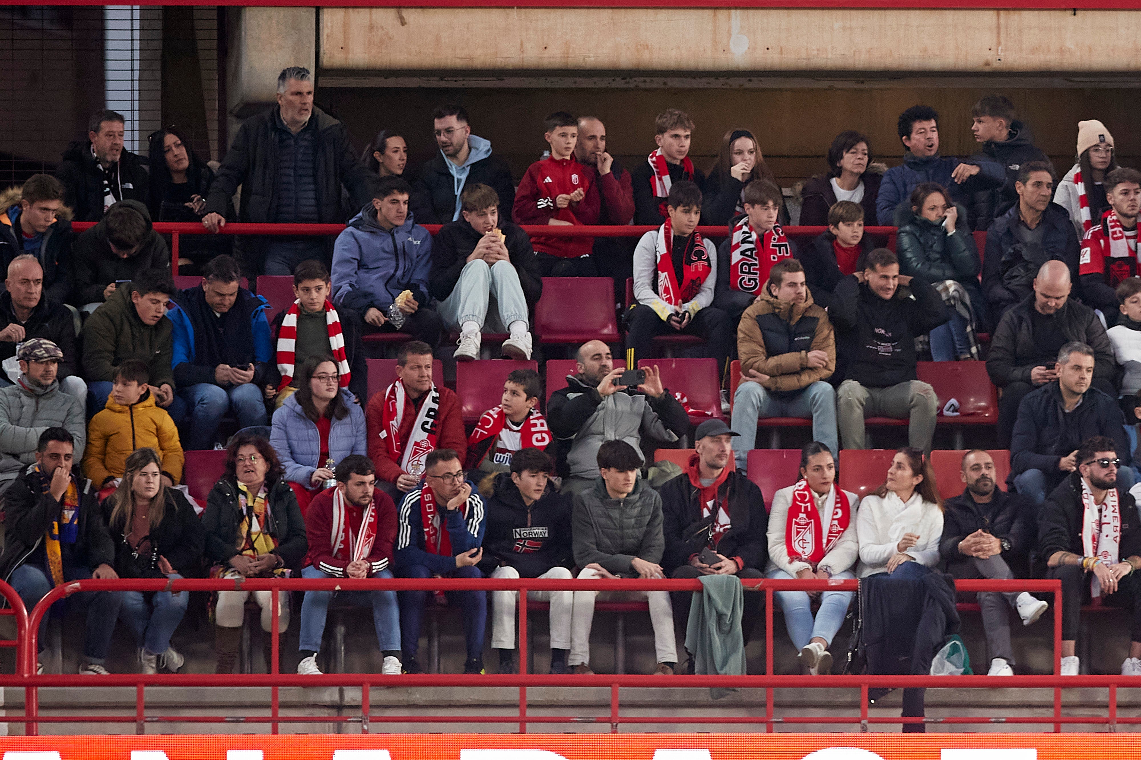 Encuéntrate en la grada en el Granada-Cádiz