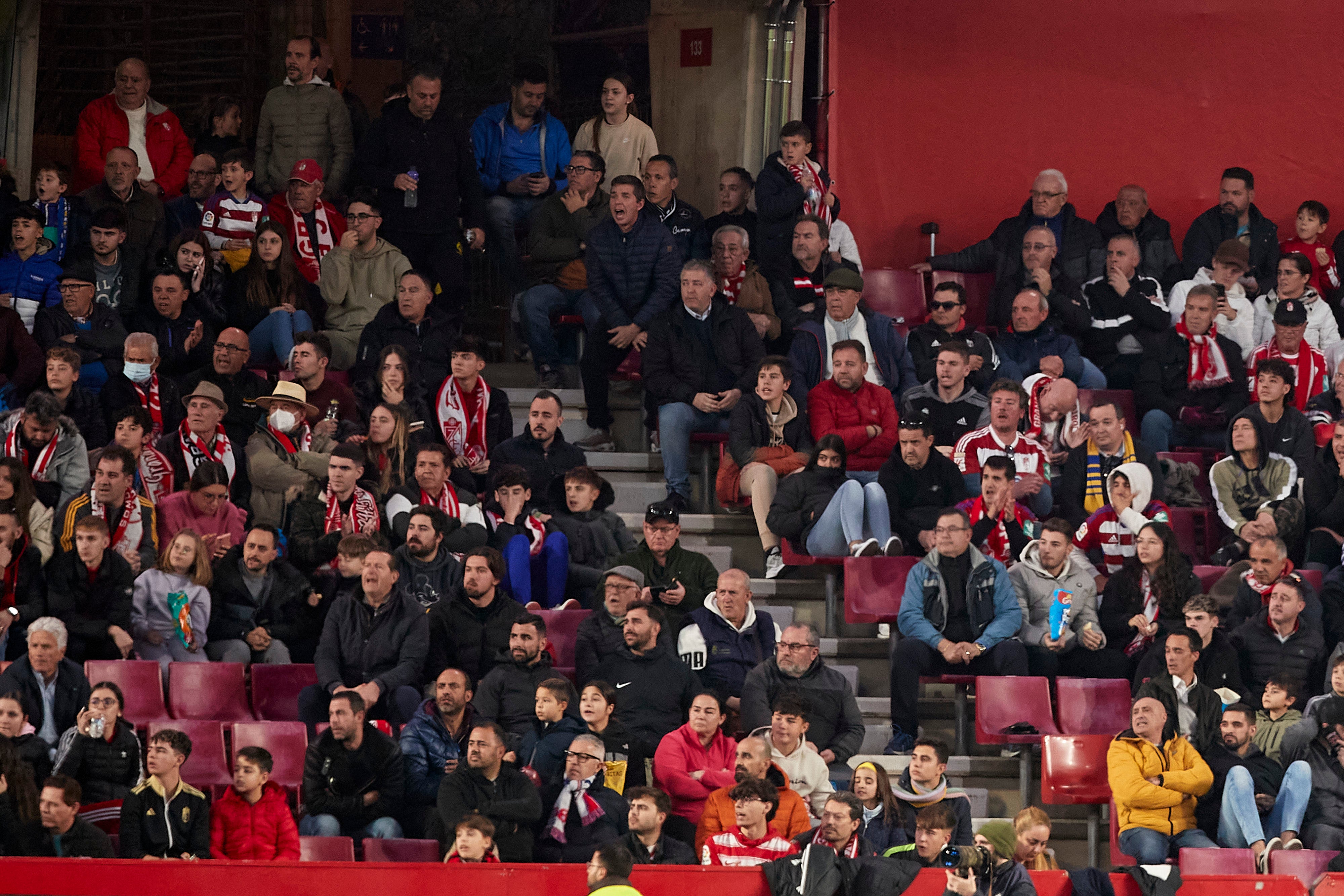 Encuéntrate en la grada en el Granada-Cádiz