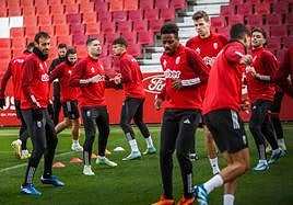 Calentamiento de los futbolistas en Los Cármenes.