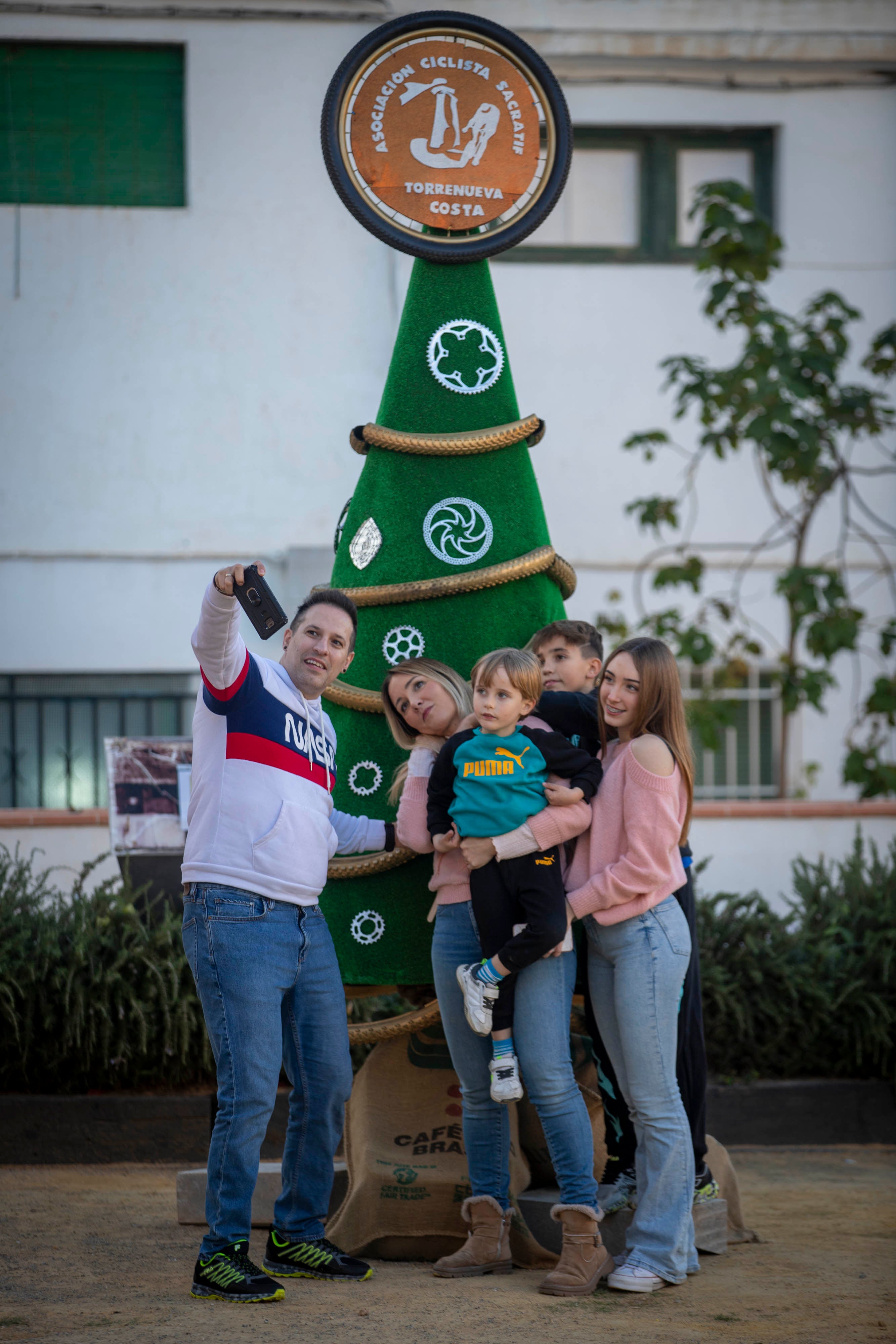 Las imágenes de los árboles de Navidad que tocan todas las ramas en Torrenueva
