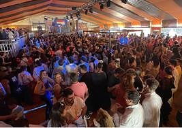 Ambiente en una caseta de la pasada Feria de San Lucas.