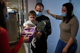 Entrega de regalos a los niños de Pediatría del Clínico.