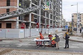 Trabajador auxiliado tras sufrir un accidente laboral mientras trabajaba en una obra en Granada hace un mes.