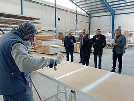 El delegado visita la empresa de fabricación de puertas Basteco, una de las beneficiarias de las ayudas para compensar la subida de la luz.
