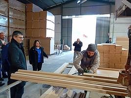 El delegado territorial de Empleo con los responsables de Basteco en una visita a la industria.