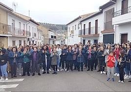 Vecinos de Domingo Pérez se han concentrado este jueves para condenar la agresión.