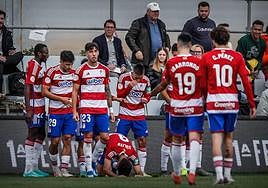 Los futbolistas del Recreativo celebran el gol de Julito al Real Madrid Castilla.