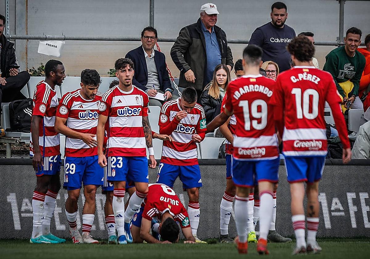 Los futbolistas del Recreativo celebran el gol de Julito al Real Madrid Castilla.
