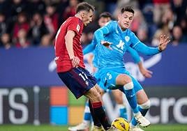 César Montes intenta impedir el remate de Ante Budimir.