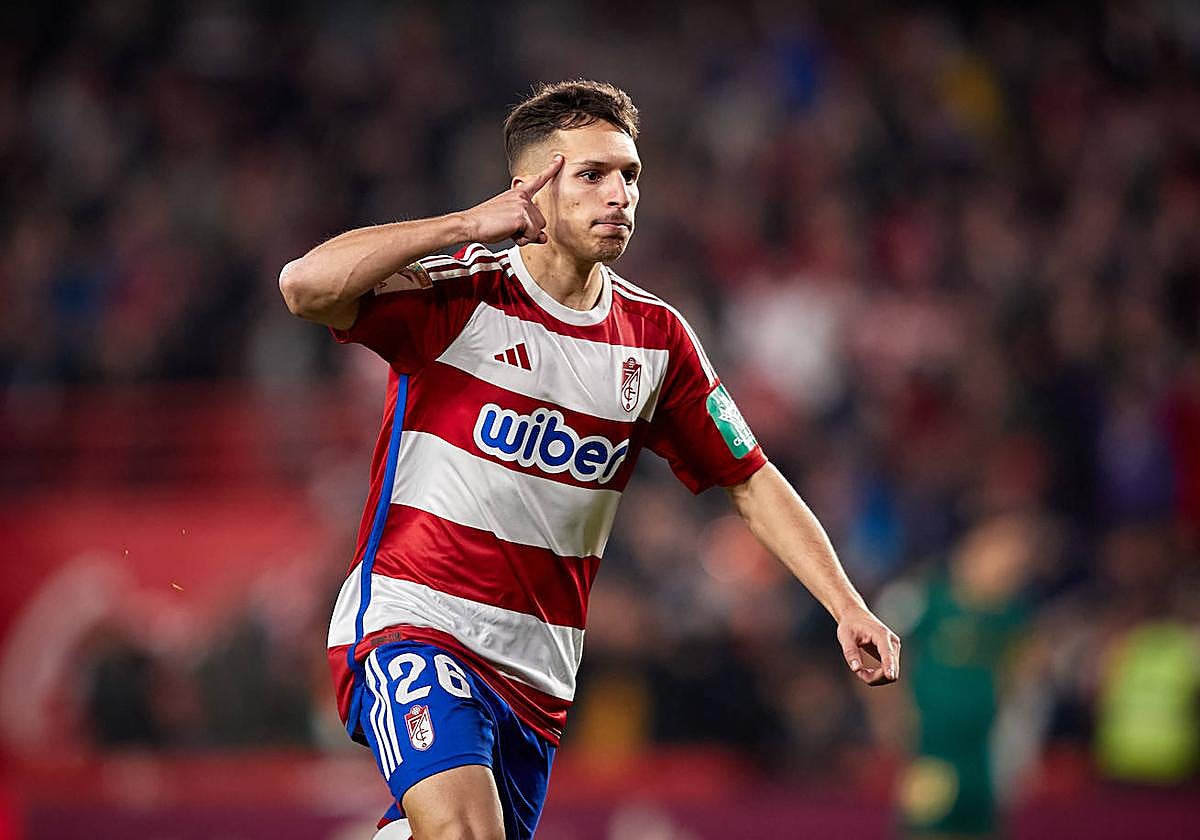 Bryan Zaragoza celebra el 2-0 con el Cádiz.
